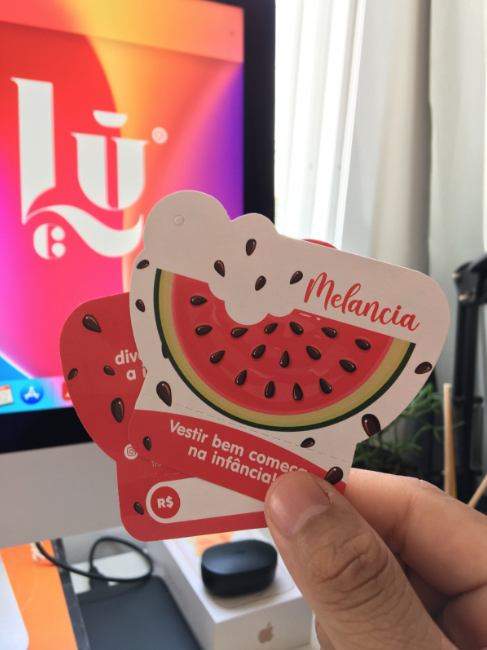 Tag corte personalizado 8x4cm - Papel Couchê 250g | Colorido Frente e Verso | Verniz Total Frente - 1000un