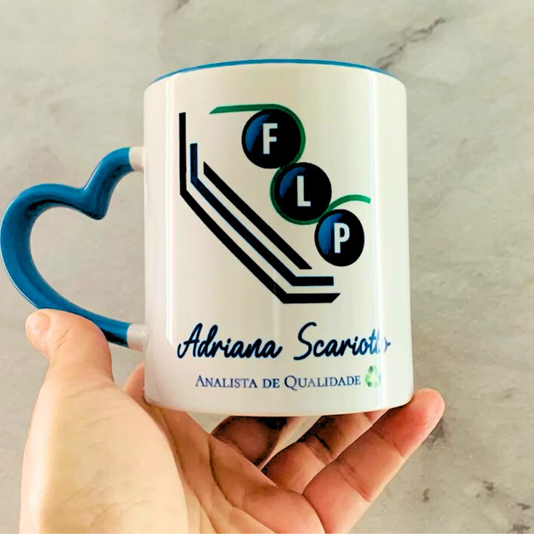 Caneca alça coração colorido