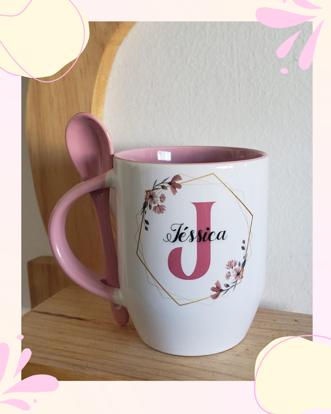 Caneca com alça, interior e colher coloridos
