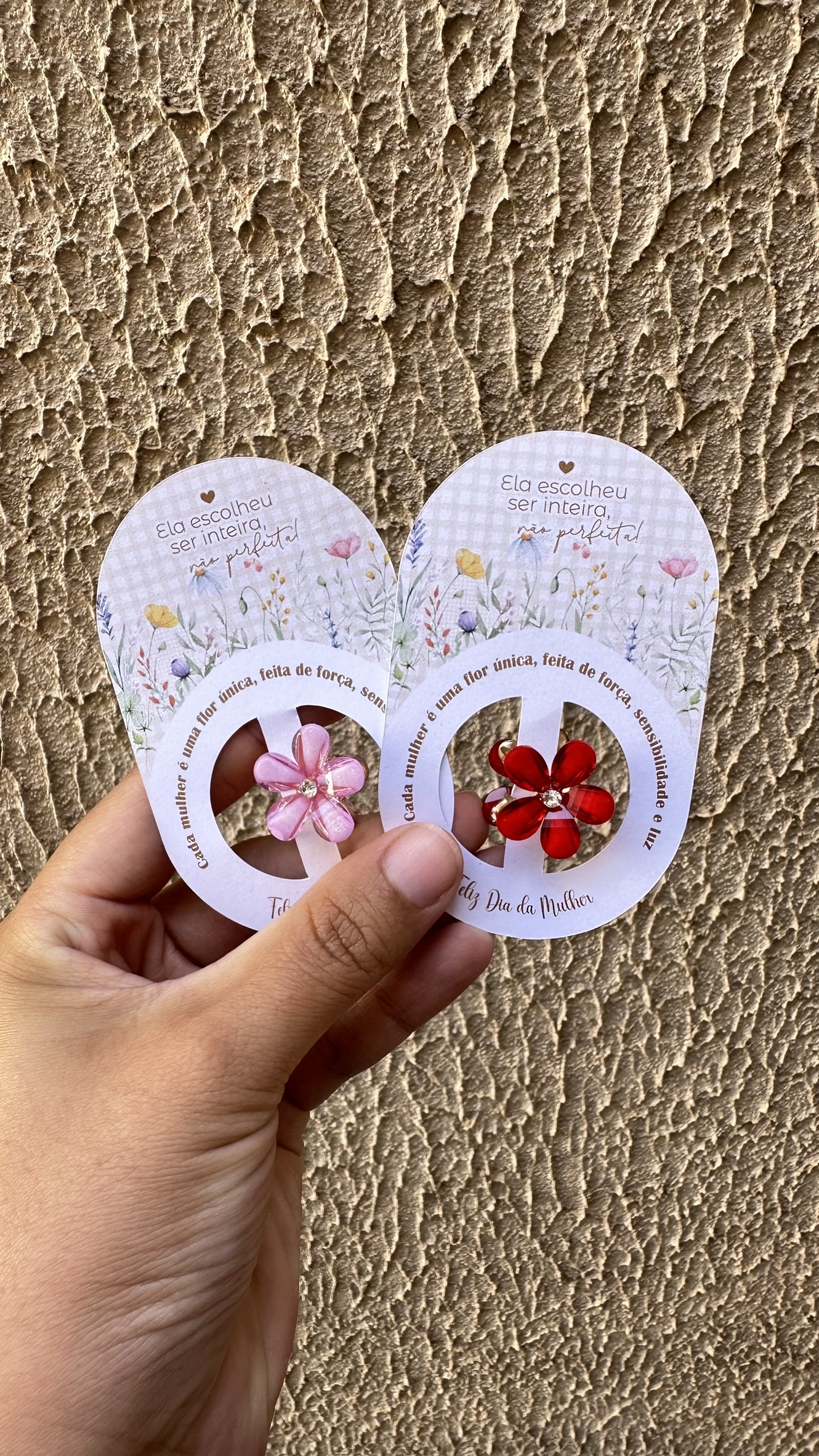 Tag com presinha de cabelo