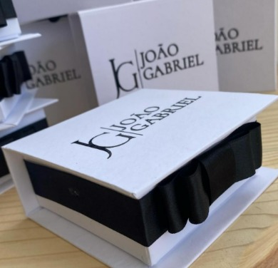 Caixa cartonada com laço
