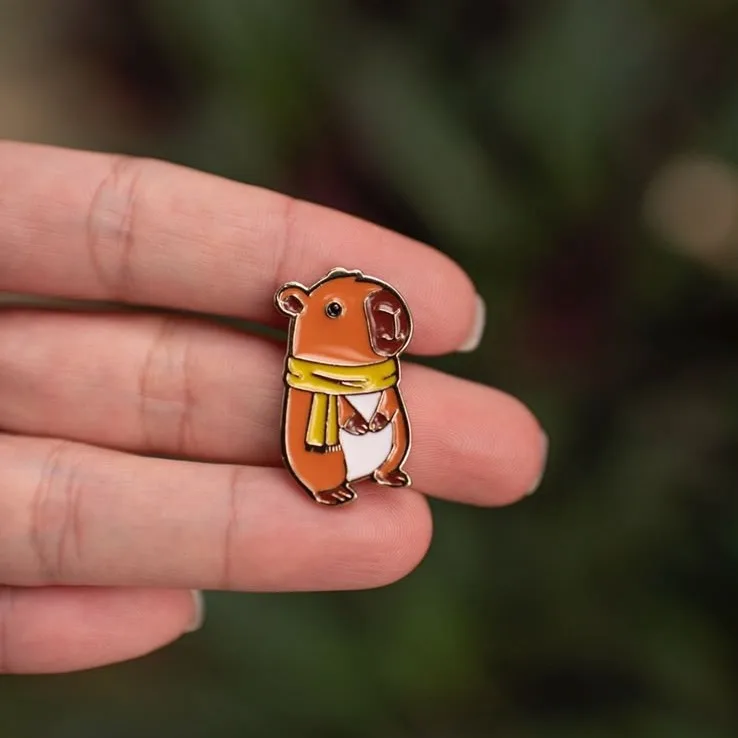 Pin Capivara com cachecol