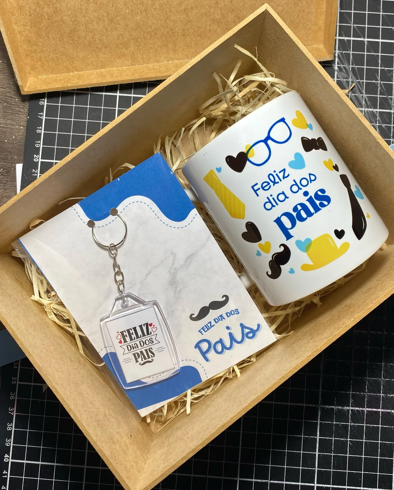 Caixa mdf com caneca e chaveiro
